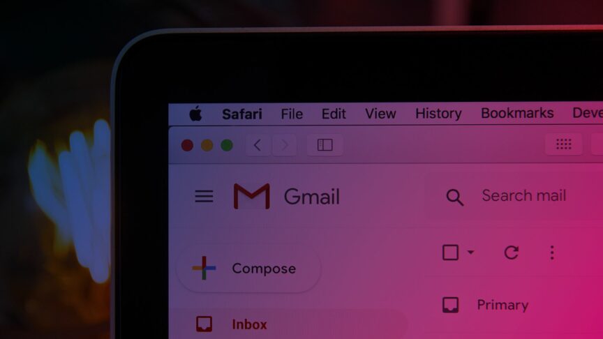 Computer Bildschirm mit Google Mail Postfach