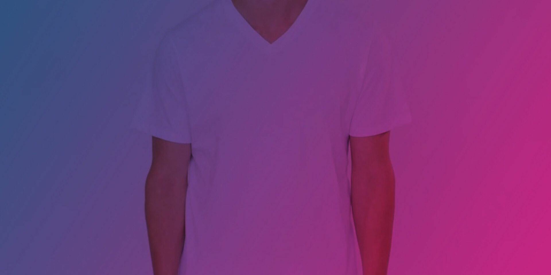 Mann trägt weisses T-Shirt