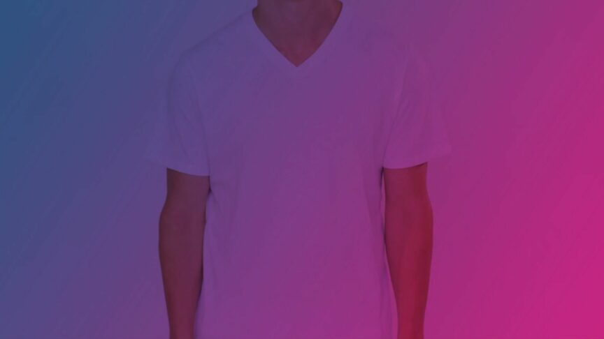 Mann trägt weisses T-Shirt