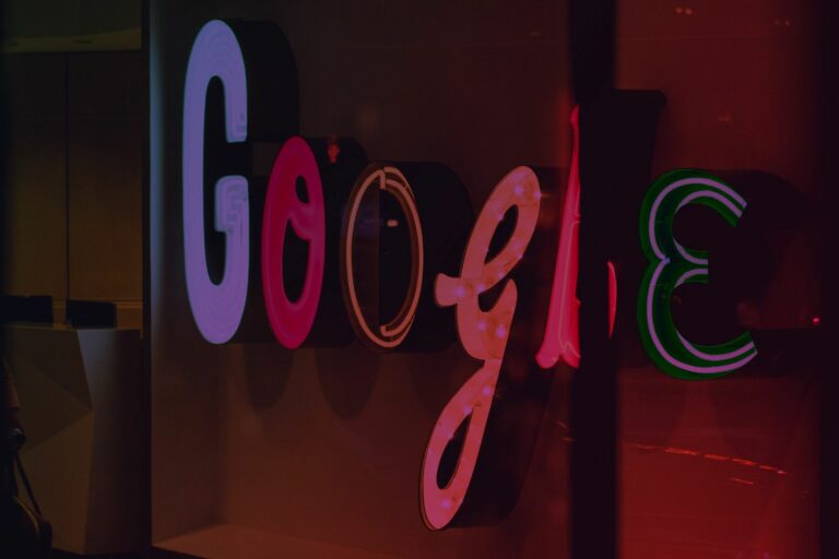 Google Schriftzug in Neonlichtern