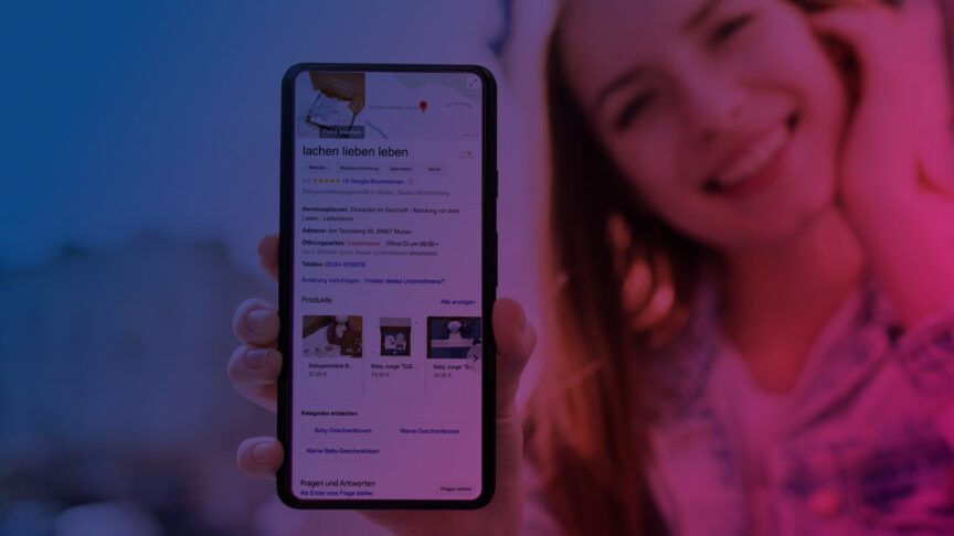 Frau haelt Smartphone mit Google My Business Eintrag für einen Laden in die Kamera