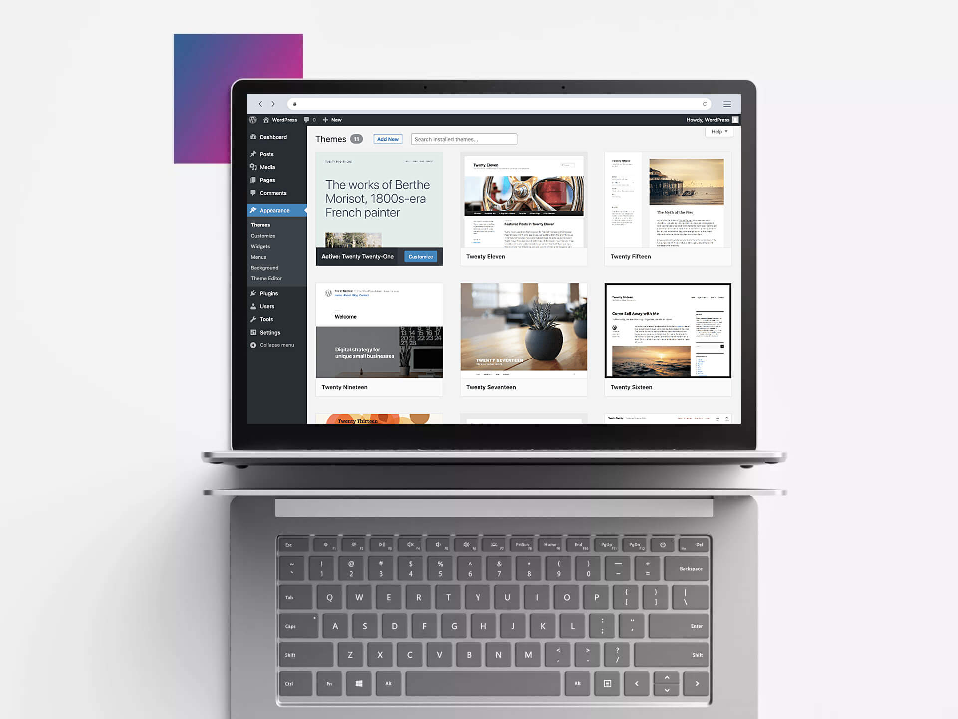 Laptop und Tastatur von oben mit Ansicht WordPress Webseite