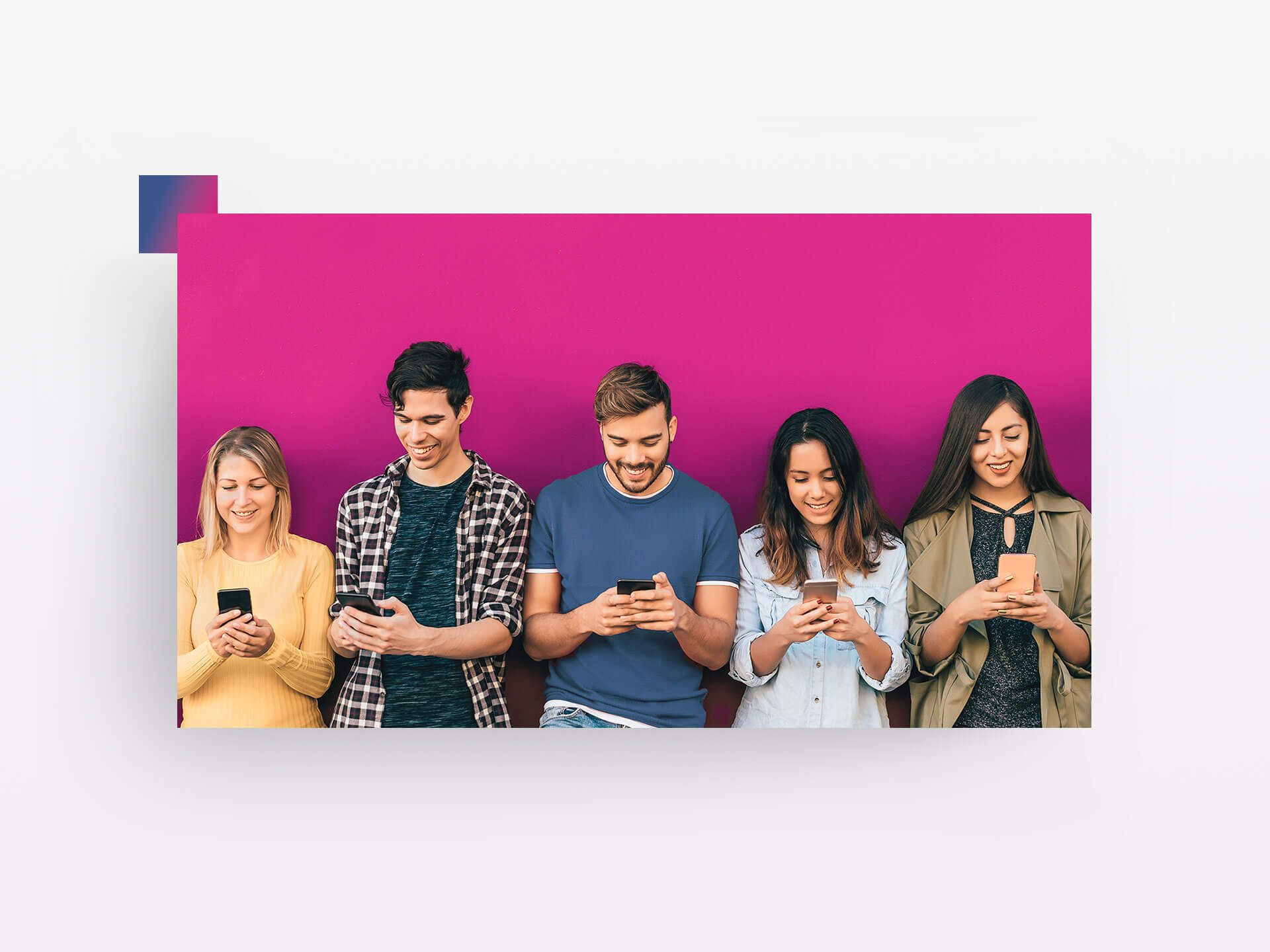 5 Personen lehnen a pinkfarbener Wand mit mobile Device in der Hand