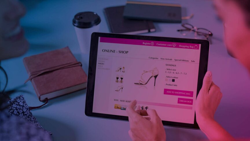 Tablet mit Ansicht eines Onlineshops