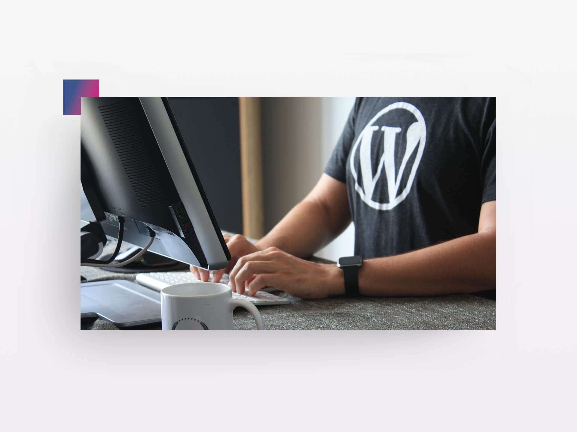 Computer mit Person, die ein Shirt mit WordPress Logo trägt