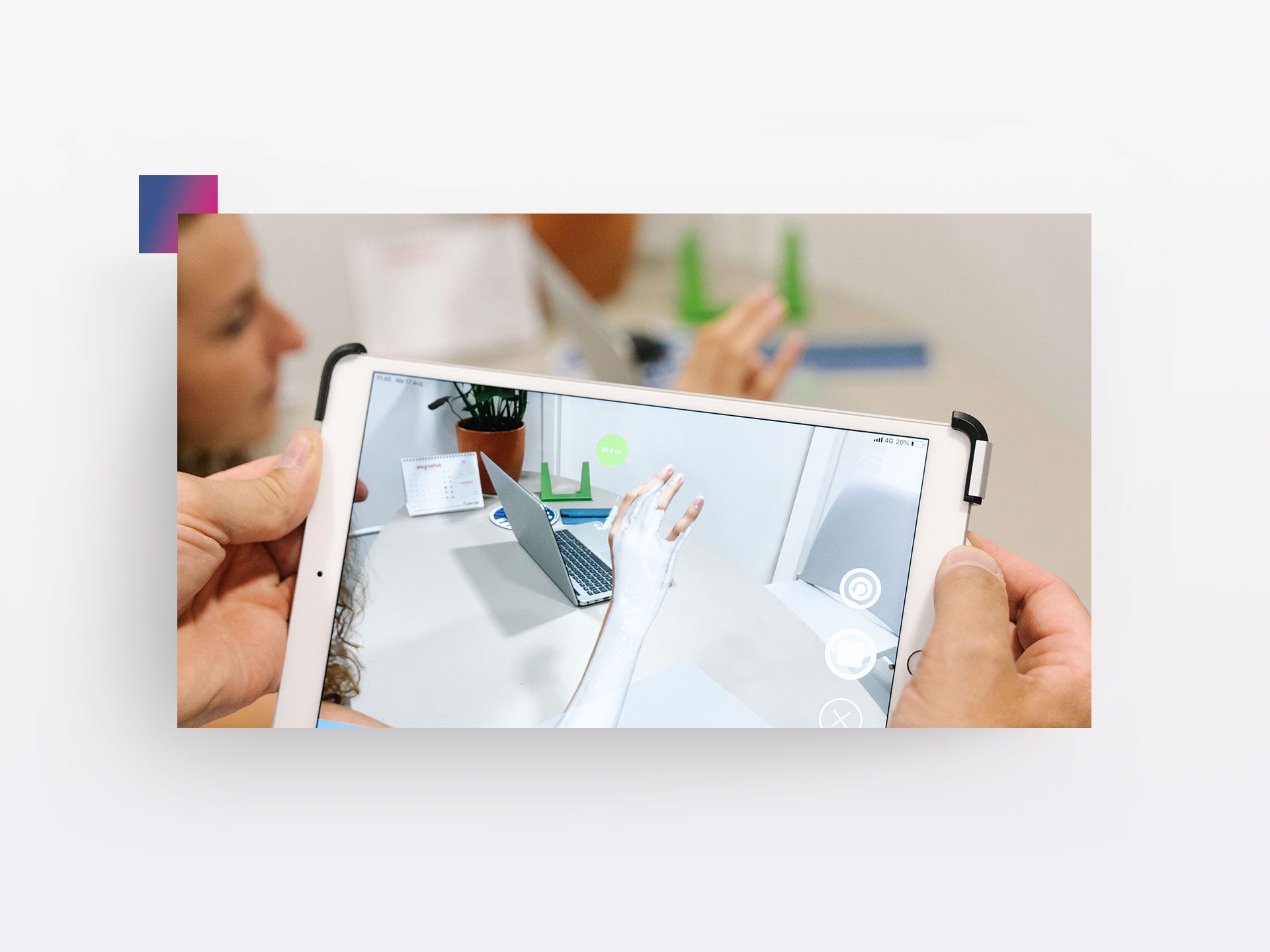 Hände halte mobile Device mit Screenshot eines medizinischen Digitalproduktes