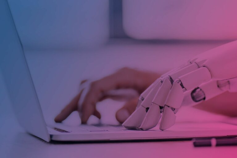 Hand und Roboter-Hand auf Laptop-Tastatur