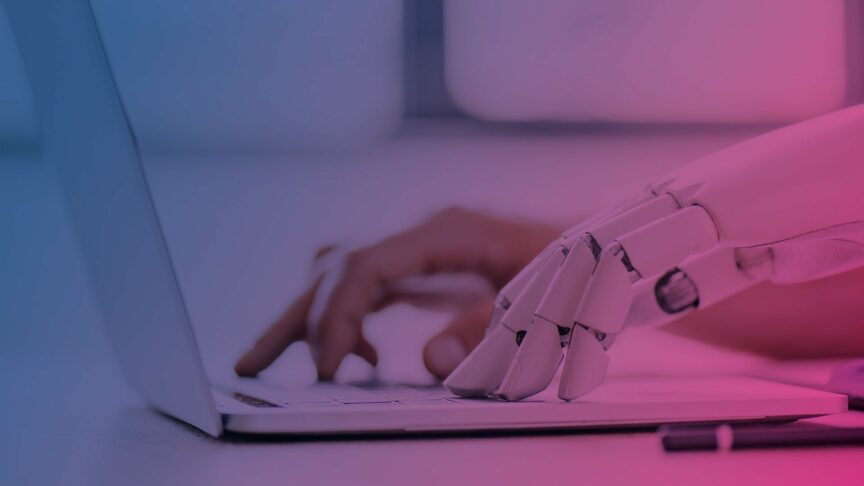 Hand und Roboter-Hand auf Laptop-Tastatur