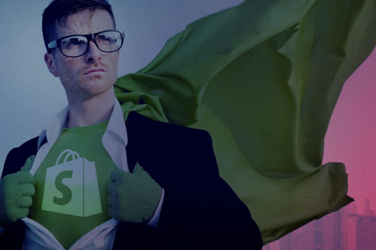 Person in Anzug zeigt darunter liegendes grünes Shopify Superhelden-Kostüm