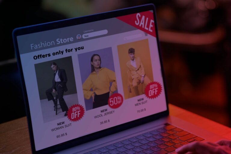 Laptop auf dem ein Onlineshop mit Sale-Produkten zu sehen ist