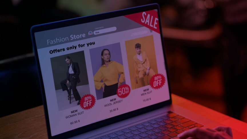 Laptop auf dem ein Onlineshop mit Sale-Produkten zu sehen ist