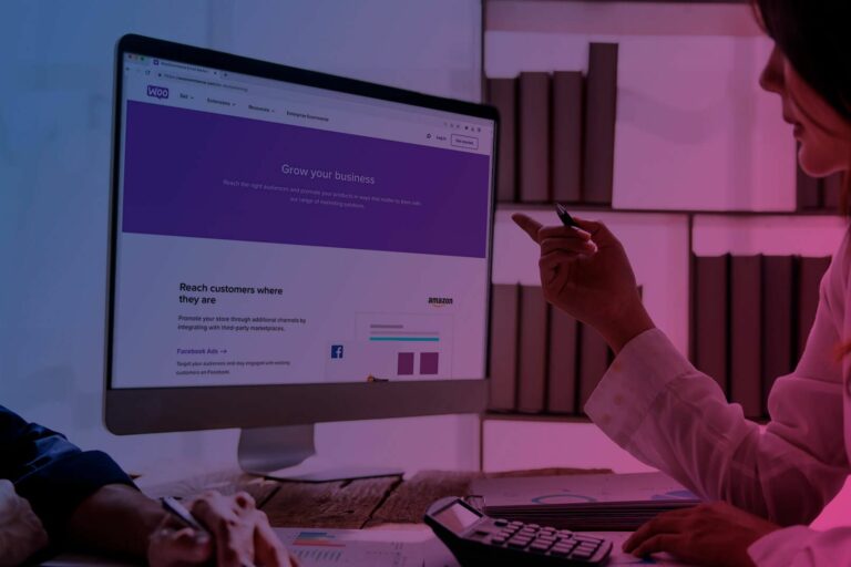 Frau zeigt mit Hand auf Bildschirm mit WooCommerce Screen